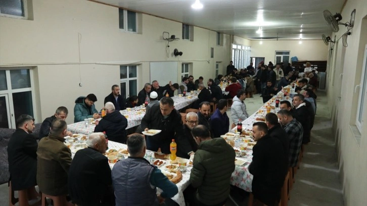 123 yıllık iftar geleneği bu yıl da bozulmadı. Ramazan boyunca aynı sofrada buluşuyorlar