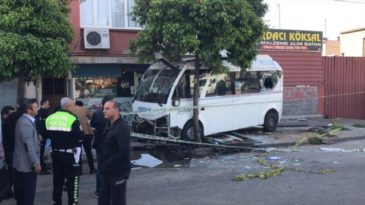 Adana'da feci kaza: Dolmuş otobüs durağına daldı: Ölü ve yaralılar var!