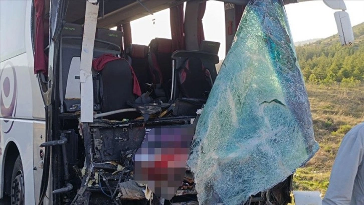 Afyonkarahisar yine kapkara... yolcu otobüsü ile kamyonet çarpıştı, 17 kişi yaralandı