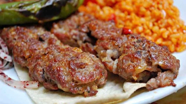 Akşam sofrasına Adana kebap tarifi. Evde Adana kebap nasıl yapılır. Adana kebap malzemeleri neler?