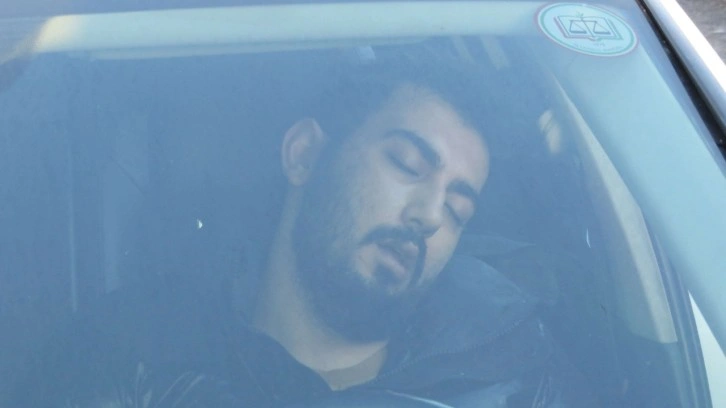 Alkollü sürücü Kadıköy'ü birbirine kattı ama uyuyarak! Polisler uykusundan zor uyandırdı