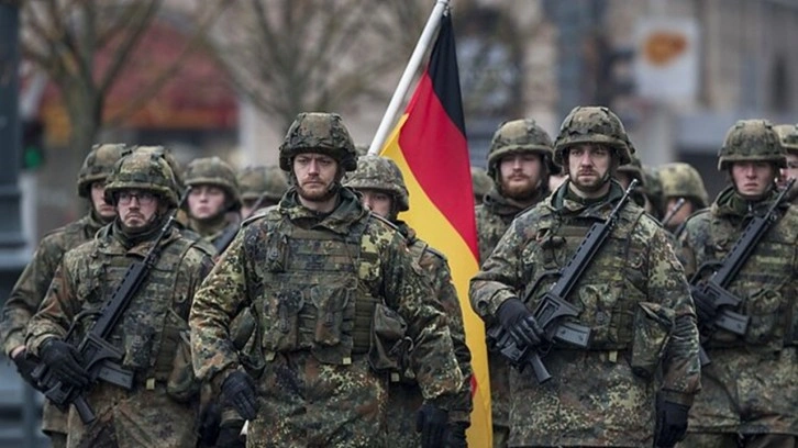 Almanya askeri personel bulmakta zorlanıyor. Yabancıların da askere alınması gündemde
