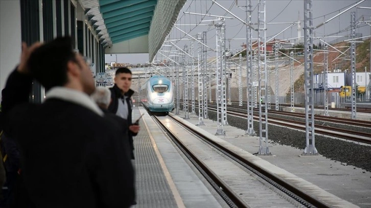 Ankara-Sivas YHT'nin Yozgat ve Kırıkkale garında yoğunluk yaşanıyor