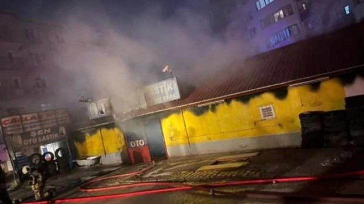 Ankara&rsquo;da yan yana bulunan 3 dükkan yandı