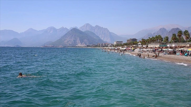 Yerli turist çekildi Antalya sahillerinde yoğunluk azaldı 