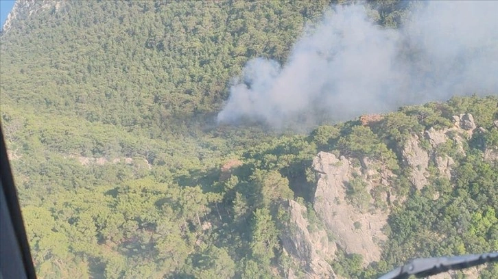 Antalya'da çıkan orman yangını kontrol altına alınmaya çalışılıyor