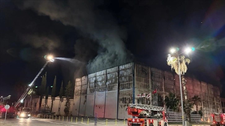 Antalya'da tersanede çıkan yangına ekiplerce müdahale ediliyor