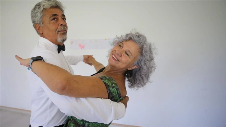 Antalya'da yaşayan emekli öğretmen çiftin "Vals" tutkusu