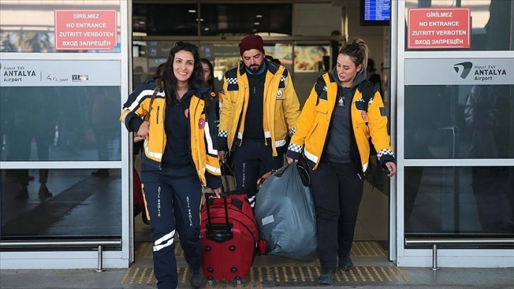 Antalya'dan deprem bölgesine giden sağlıkçılar yaraları sardı