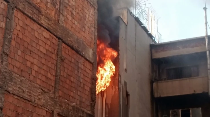 Ayakkabı imalathanesinde başlayan yangın üst kata ve yan binaya sirayet etti