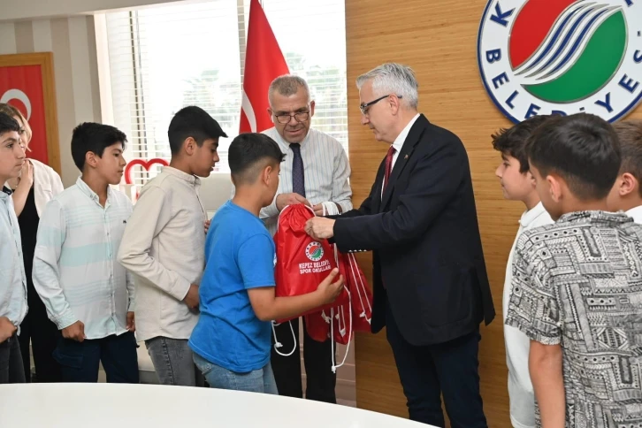 Başkan Kocagöz’e, çocuklardan spor sahası teşekkürü