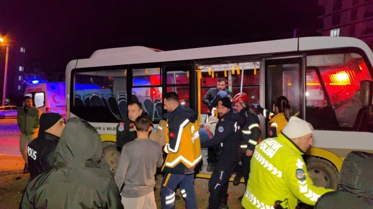 Bursa'da facia ucuz atlatıldı. Halk otobüsü ile otomobil çarpıştı. 9 kişi hafif yaralandı