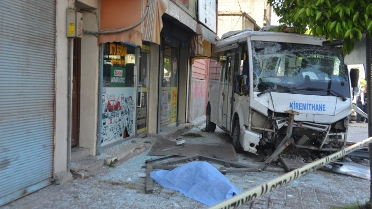 Dolmuş otobüs durağına daldı! Ölü ve yaralılar var