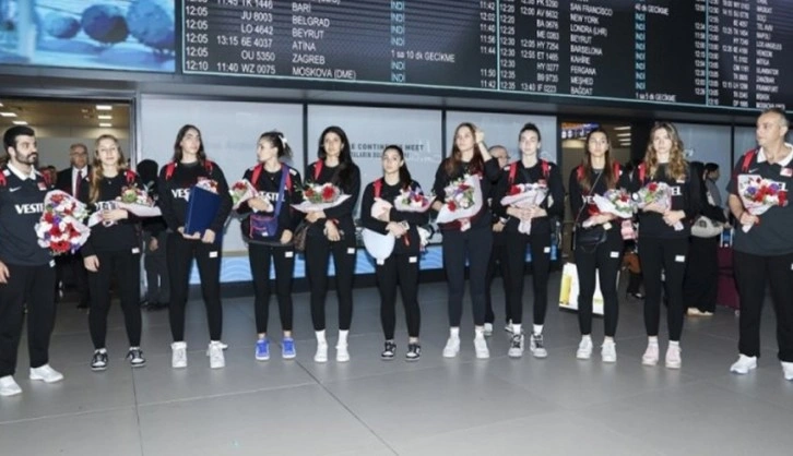 Dünya ikincisi 19 Yaş Altı Kız Voleybol Milli Takımı, yurda döndü