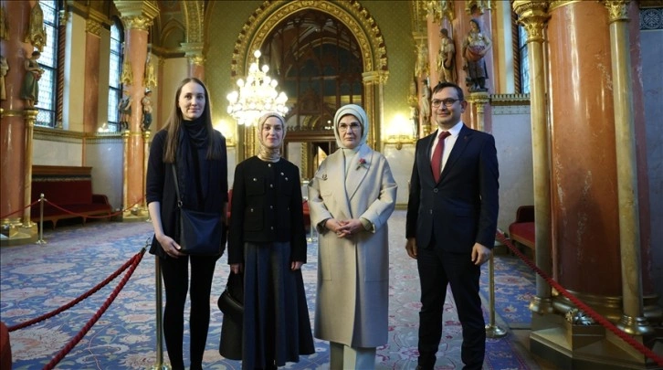 Emine Erdoğan Macaristan Parlamento Binası ile Türk-Macar Kültür Yılı'na özel sergiyi gezdi