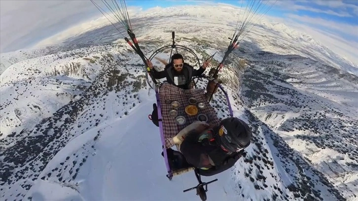 Erzincan'da havalandıkları paramotorla gökyüzünde yöresel kahvaltı yaptılar