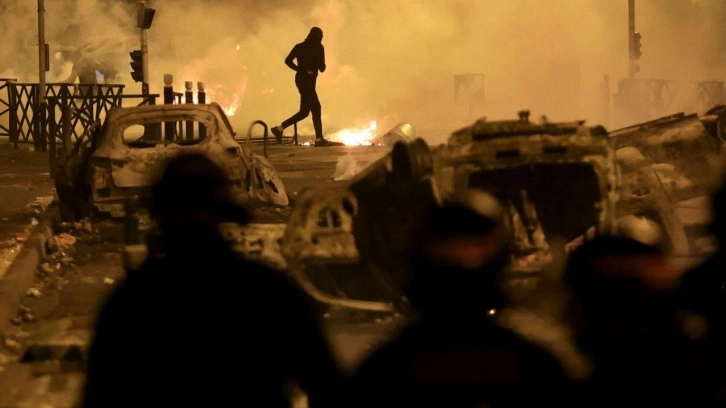 Fransa'da protestolar gece boyu sürdü: 667 kişi gözaltına alındı