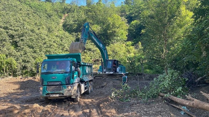 Giresun'da sel ve heyelanın yol açtığı olumsuzluklar gideriliyor