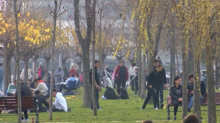 Havayı gören yılın ilk günü kendini parka attı. İstanbul'da park ve sahiller doldu taştı