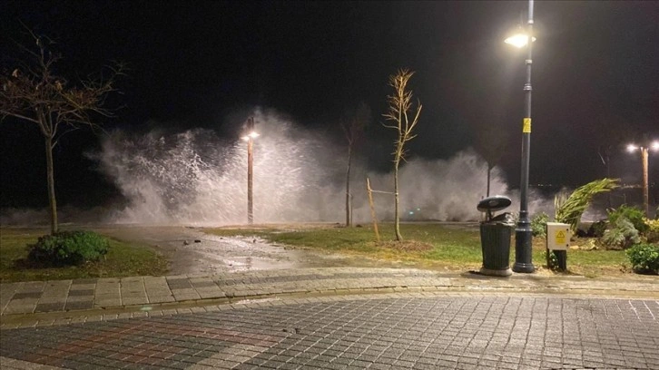 İstanbul'da fırtına hayatı olumsuz etkiliyor