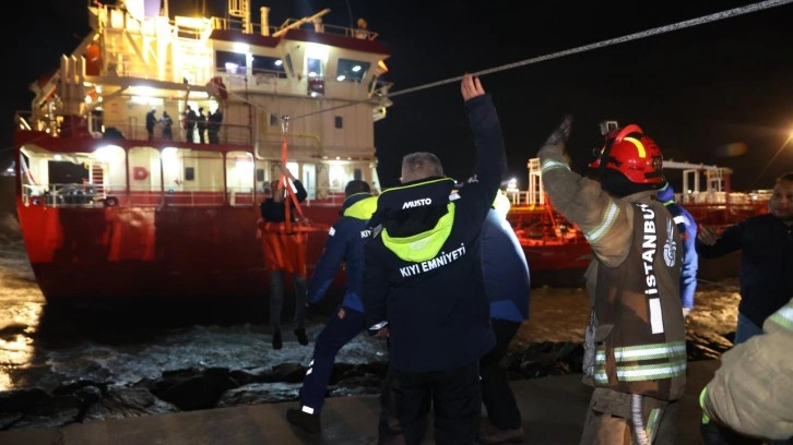 İstanbul'da karaya oturan tankerdeki 11 kişilik mürettebat kurtarıldı