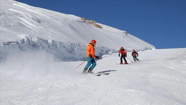 Kayak tutkunları, Hakkari'de 2 bin 800 rakımda kayak keyfi yaşıyor