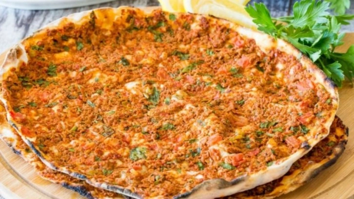 Lahmacun içi tarifi. Aşçıları kıskandıran çıtır lahmacun nasıl yapılır. Lahmacun malzemeleri neler?