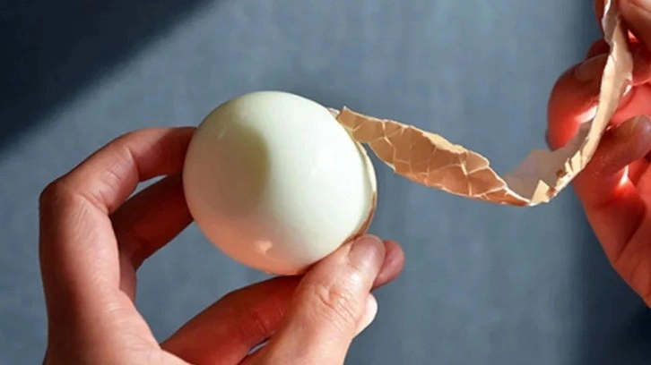 Meğer yıllarca boşuna uğraşmışız: Haşlanmış yumurtayı saniyeler içinde soymanın tüyosu belli oldu
