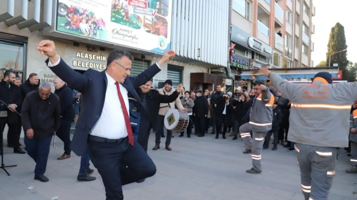 O belediyede en düşük maaş 24 bin oldu. Çalışanlar belediye başkanıyla zeybek oynadı