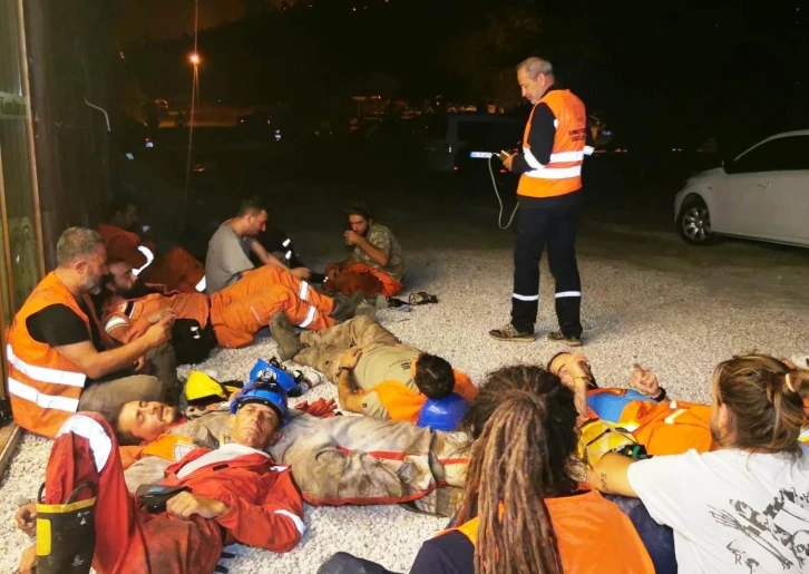 Onlar yangının gönüllü kahramanları: Toprak üzerinde dinlenip söndürme çalışmalarına katılıyorlar