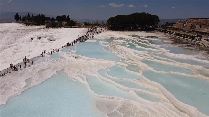 Pamukkale'yi bayram tatilinin 6 gününde yaklaşık 50 bin ziyaretçi gezdi