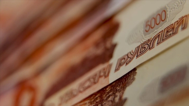 Rus bütçesi ilk çeyrekte 2,4 trilyon ruble açık verdi