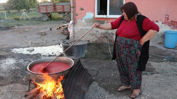 Samsun'da kış hazırlığı yapan kadınların salça kazanları kaynamaya başladı