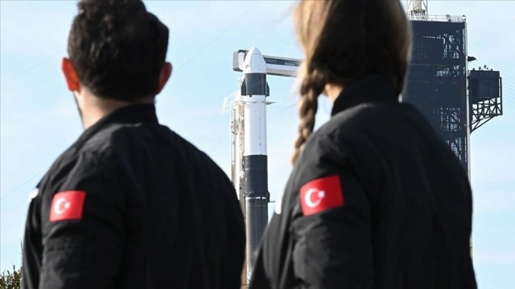 SpaceX, Türkiye'nin ilk uzay yolcusunun üyesi olduğu Ax-3 misyonunun yarına ertelendiğini açıkl