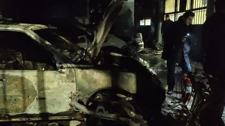 Sultangazi'de oto tamirhanesinde yangın: 2 otomobil ve 1 motosiklet küle döndü