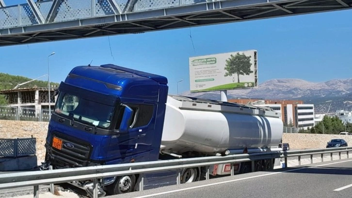 TIR şoförü seyir halindeyken uyuyakaldı. Kaza resmen geliyorum dedi