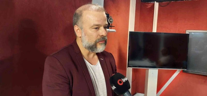 Tiyatro sahnesinde sürpriz teklifle dünya evine giren oyuncu Murat Emre Üstün, nikahın perde arkasını anlattı
