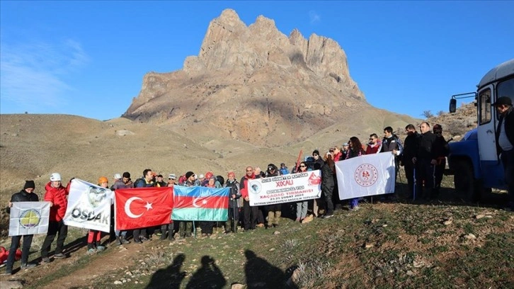 Türkiye ve Azerbaycan'dan dağcılar, Hocalı Katliamı kurbanlarını Haça Dağı zirvesinde andı