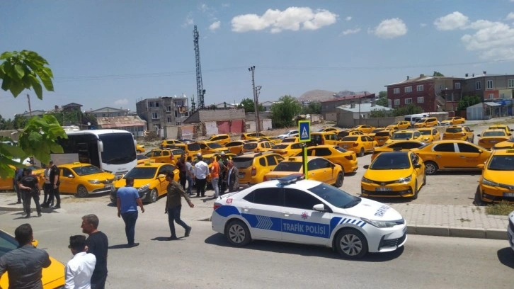 Van'da taksiciler yaşanan sıkıntılarla başa çıkamayıp kontak kapattı