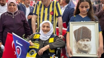 100 yaşındakİ Remziye nine Cumhuriyet Yürüyüşü'ne katıldı