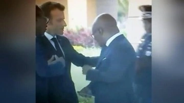 Afrika'ya 'ders' vermeye giden Macron yine rezil oldu: Omzuna dokunduğu bakan omzunu