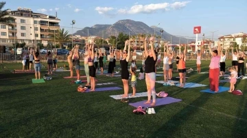 Alanya’da yoga etkinliğinde buluştular
