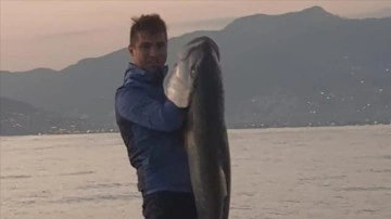 Alanya'da amatör balıkçı, olta ile 1 metre 60 santimetre uzunluğunda Akya tuttu