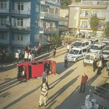 Ankara’da drift yapan aracın sürücüsüne mahallelilerden tepki: Aracı devirdiler
