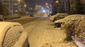 Ankara'ya kar bastırdı. Birçok yer bembeyaz oldu