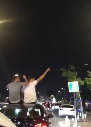 Antalya’da trafikte sunroof eğlencesi pes dedirtti
