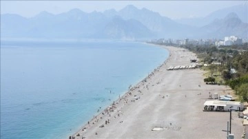 Antalya'da oy kullanan seçmenler sahilde yoğunluk oluşturdu