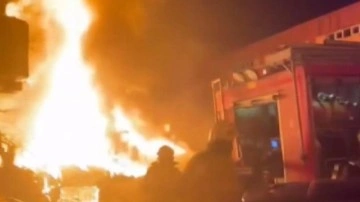 Ataşehir'de korkutan yangın! Yangın yandaki gecekonduya sıçradı mahalleli ayağa kalktı