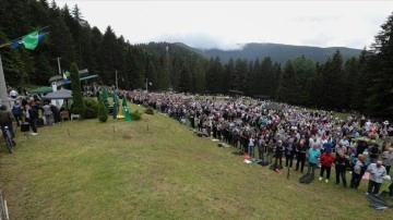 Bosna Hersek'teki 513'üncü Ayvaz Dede Şenlikleri binlerce kişinin kıldığı namazla sona erd
