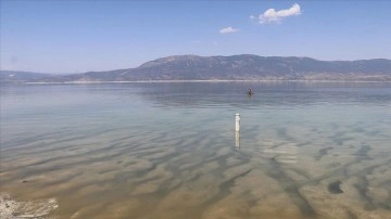 Burdur Gölü'ndeki çekilmenin tanığı 50 yıldır yüzmeyi bırakmıyor